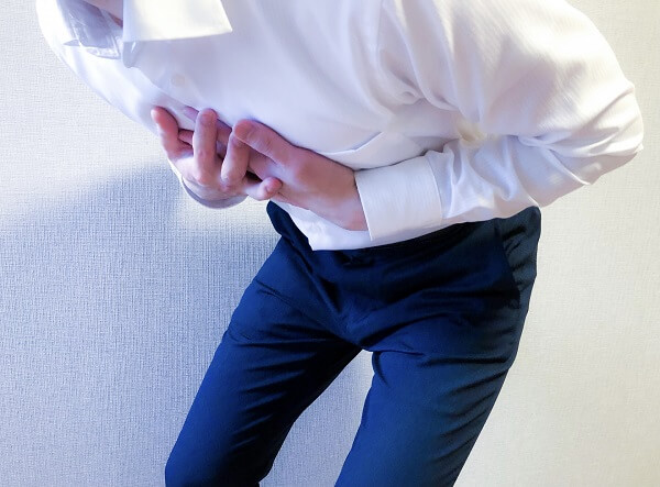 胸を抑える男性